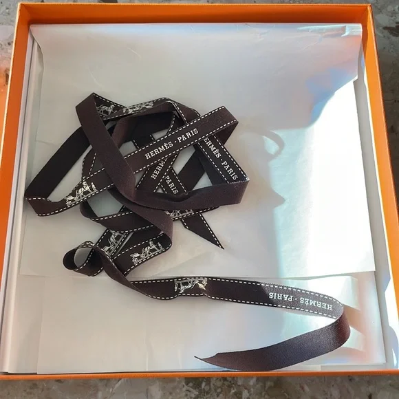 Hermes belt box with ribbon! - Picture 2 of 7